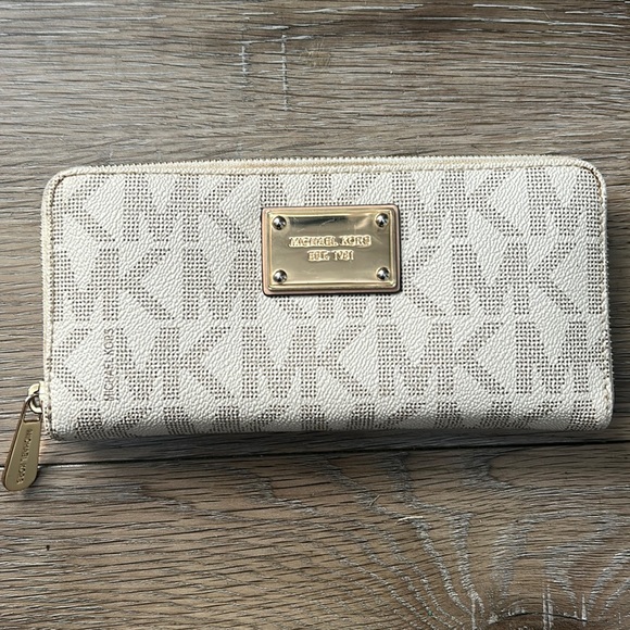 Michael Kors White Zip Wallet - Picture 1 of 7